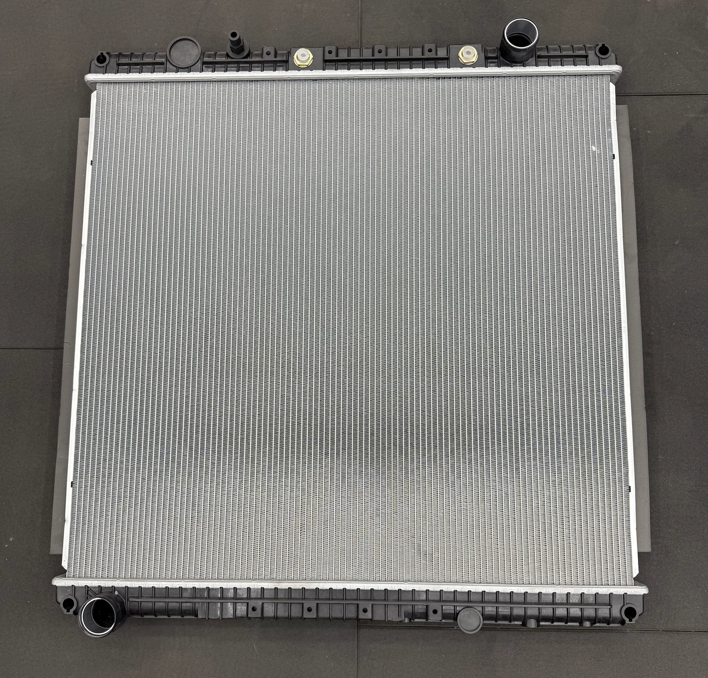 Radiator Compatible with Freightliner Cascadia 113/125 (2012-2017), M2 112 (2012-2016)